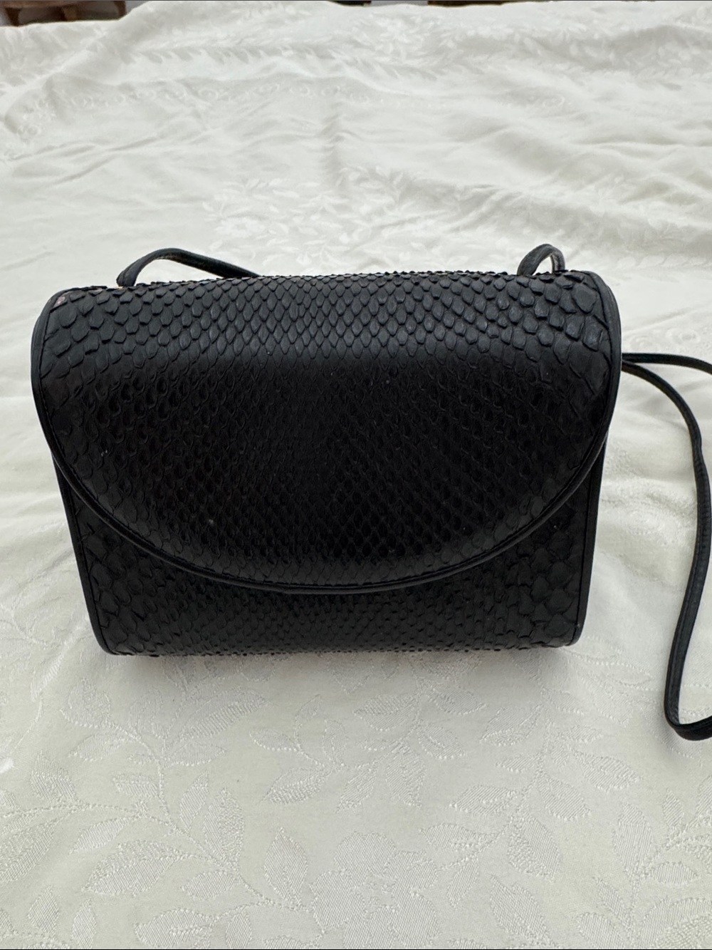 Saks Fifth Avenue vtg Black snakeskin style  Crossbody Bag - made in Italy (mlb)